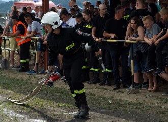 Obrazek: Strażacka musztra i biegi z przeszkodami